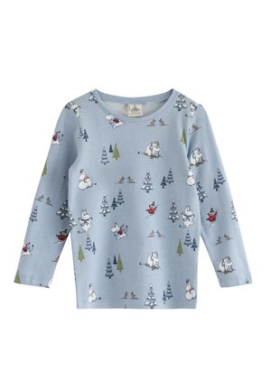 Ljusblå långärmad skjorta med Mumin-karaktärer och träd i olika nyanser av grönt och blått, gjord av mjuk bomull.