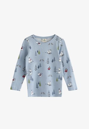 Lyseblå langærmet skjorte med Moomin-figurer og træer i forskellige nuancer af grønt og blåt, lavet af blødt bomuldsstof.