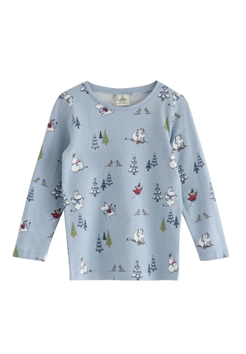 Vaalean sininen pitkähihainen paita, jossa on Moomin-hahmoja ja puita eri vihreän ja sinisen sävyissä, valmistettu pehmeästä puuvillakankaasta.