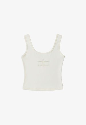 Witte mouwloze top gemaakt van zachte stof; met een ronde halslijn en een subtiel logo aan de voorkant gestikt. Gladde textuur, minimalistisch ontwerp.