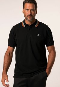 Polo nero con colletto classico, dotato di strisce grigie e arancioni, maniche corte e un piccolo logo sulla parte sinistra del petto.