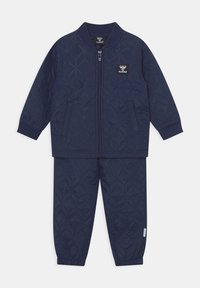 Marineblauw gewatteerd jack en bijpassende broek met rits aan de voorkant, elastische manchetten, zijzakken en Hummel-logo op de linkerborst.