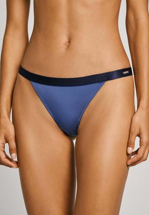 Blauwe bikini slips met een contrasterende marineblauwe tailleband, voorzien van een gladde textuur en een minimalistisch ontwerp. Inclusief een klein logo accent.