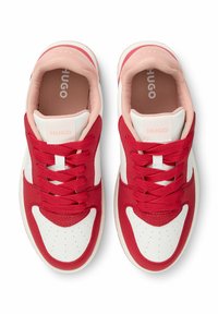 Sneaker rosse e bianche con una tomaia in pelle liscia e suede. Punta arrotondata, dettagli rosa a contrasto e lacci evidenti. Logo visibile all'interno.