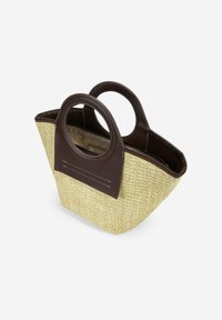 Bolso de paja trenzada con detalles de cuero marrón, dos asas redondas y un interior amplio; presenta costuras superiores y una superficie texturizada.