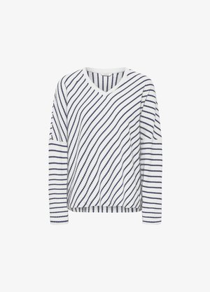 Pull à col en V rayé en blanc et marine, doté d'un tricot texturé et de manches longues avec des motifs de rayures diagonales et horizontales.
