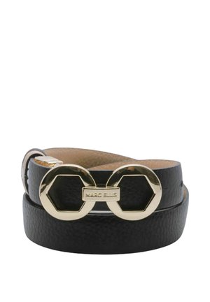 Cintura in pelle nera con texture e fibbia doppio anello esagonale dorata incisa "MARC ELLIS", arrotolata su sfondo bianco.