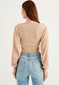 Herita SHOULDER RUFFLE DETAILED WITH FRONT - Camicetta - brown