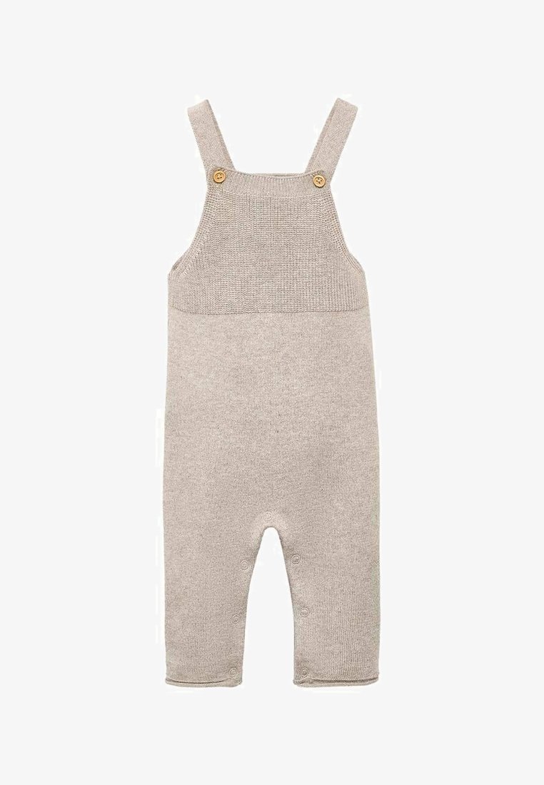 Barboteuse beige tricotée pour bébé avec bretelles boutonnées et fermetures pression le long de la couture intérieure pour un change facile.