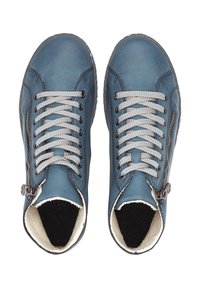 Baskets montantes en cuir bleu avec des lacets gris, fermeture éclair sur le côté et doublure noire. Présentent une surface texturée et des semelles en caoutchouc blanc.