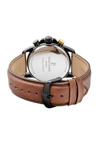 Reloj cronógrafo con caja de acero inoxidable negra, correa de cuero marrón, costura crema y un fondo de caja transparente que muestra el movimiento.