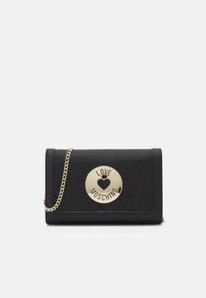 Czarna perforowana torba na ramię z złotym łańcuszkiem i okrągłą złotą plakietką z napisem „Love Moschino” i symbolem serca.