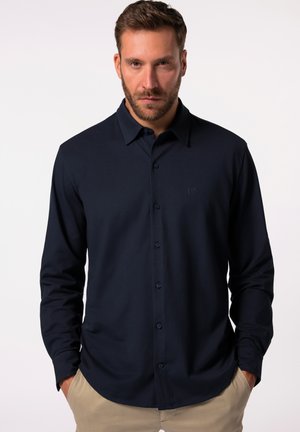 Marineblauwe langesleeve shirt met een button-down kraag, voortoetsen en gegraveerd logo. Gladde textuur en op maat gemaakt pasvorm.