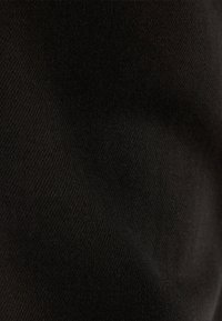 Czarna tkanina o gładkiej powierzchni i drobnym splocie, wykazująca niewielkie różnice w odcieniach i głębokości. Brak wyraźnych wzorów lub akcentów.