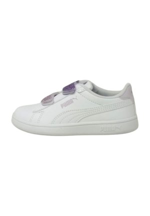 Sneaker bianco con finitura in pelle liscia, dotato di cinturini in velcro viola, punta arrotondata e accenti testurizzati ai lati.