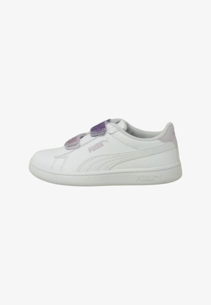 Sneaker bianco con finitura in pelle liscia, dotato di cinturini in velcro viola, punta arrotondata e accenti testurizzati ai lati.