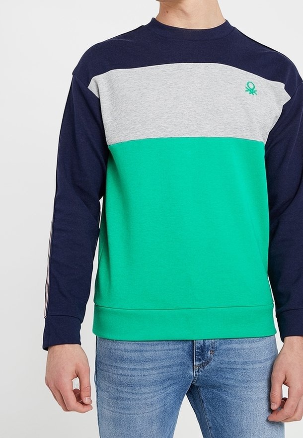 Vihreä ja laivastonsininen värieste-sweatshirt harmaalla yläpaneelilla, pyöreällä kaula-aukolla ja logoyksityiskohdalla. Valmistettu pehmeästä puuvillakankaasta, jossa on pitkät hihat.