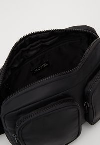 Monki Axelremsväska - black