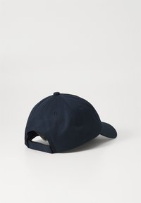 Sötétkék baseballsapka texturált anyagból, ívelt napellenzővel és hátul állítható pánttal, szellőzőlyukakkal.