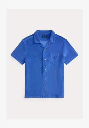 Lyhythihainen sininen froteepuuvillapaita, jossa on napitettava etuosa, terävä kaulus ja rintatasku, jossa on kirjailtu logo.