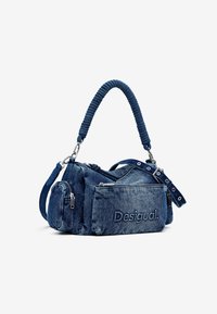 Sac à épaule en denim avec une finition bleue texturée, doté d'une anse torsadée, de multiples poches zippées et du logo "Desigual" embossé à l'avant.