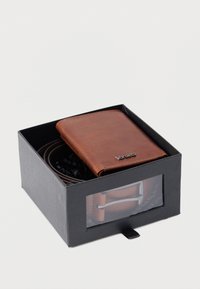 Braunes Leder-Geldbörsen- und Gürtelset in einer schwarzen Box mit transparentem Fenster. Die Box hat eine Zuglasche; der Gürtel ist mit einer Metallschnalle versehen.