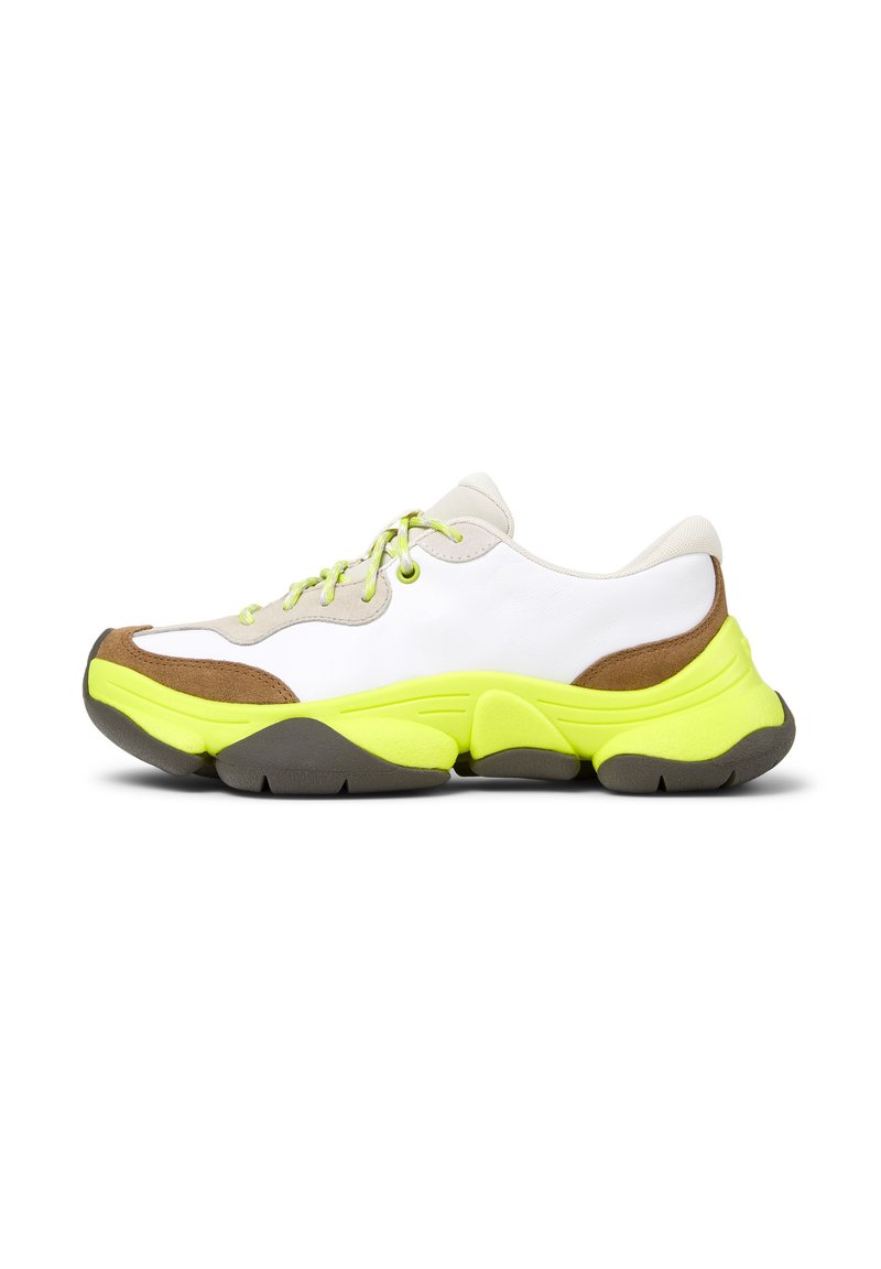 Sneaker bianco con dettagli gialli, particolari in suede marrone e lacci verdi; suola spessa con battistrada in gomma grigia e design della punta arrotondata.