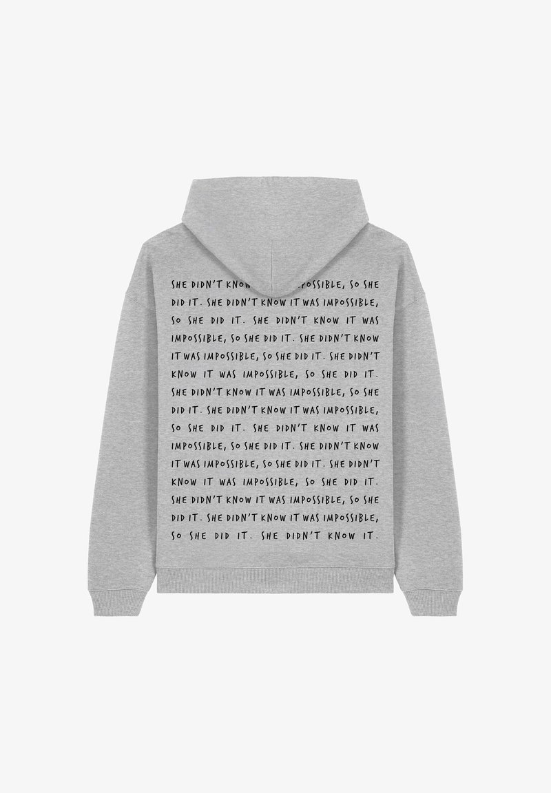 Hanorac gri cu un imprimeu mare de text cu fraze repetitive în negru, având un design casual, cu un buzunar frontal tip kangaroo și glugă cu șnur.