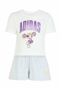 Biele skrátené tričko s fialovým nápisom „ADIDAS“ a grafikou postavy v fialových šatách. Sivé šortky s oranžovými doplnkami a logom.