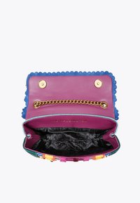 Borsa multicolore con interno in pelle viola, bordi ondulati blu, hardware dorato e foderato a motivi neri. Visto aperto.