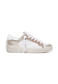 Sneakers con una toma in pelle bianca, dettagli in glitter dorato e lacci bianchi. Suola in gomma chiara con dettagli testurizzati e marchio.