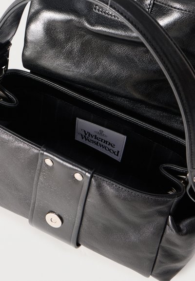 Μαύρη δερμάτινη τσάντα Vivienne Westwood με κλείσιμο με καπάκι και εμφανές λογότυπο μέσα στο ανοιχτό εσωτερικό.