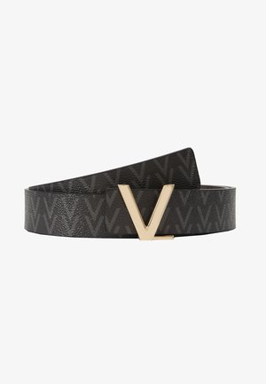 Cinturón de cuero negro con estampado que presenta una hebilla en forma de V en tono dorado y una textura suave, destacando un diseño geométrico.