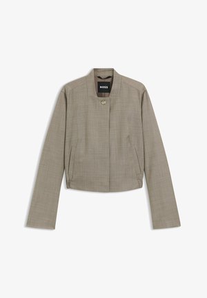 Lichtbruin cropped jack gemaakt van textuurstof, met een staande kraag, lange mouwen en een enkele decoratieve knoop aan de voorkant.