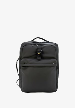 Zaino rettangolare nero con tasca frontale con cerniera, manico superiore e cinturino a fibbia su sfondo bianco uniforme.