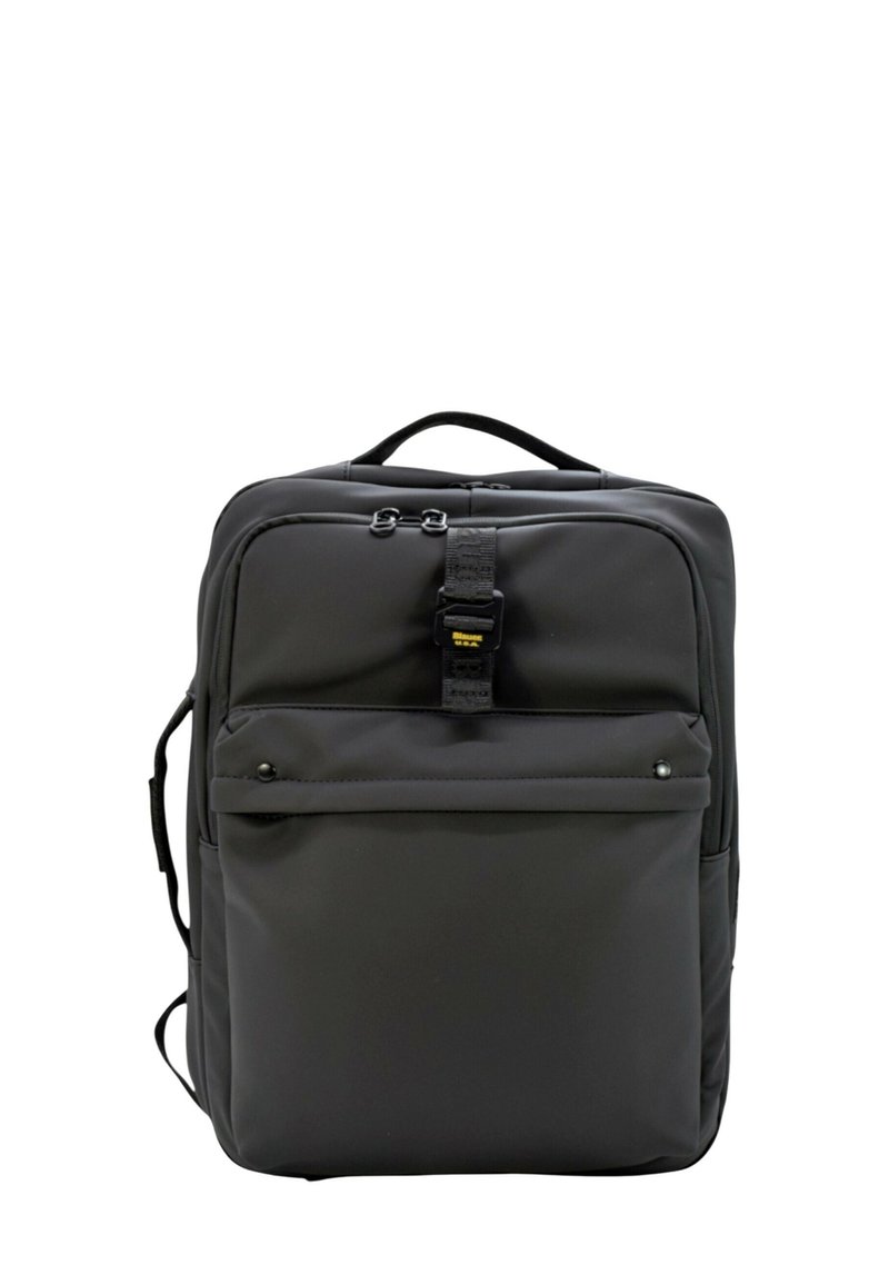 Mochila rectangular negra con bolsillo delantero con cremallera, asa superior y correa con hebilla sobre fondo blanco liso.