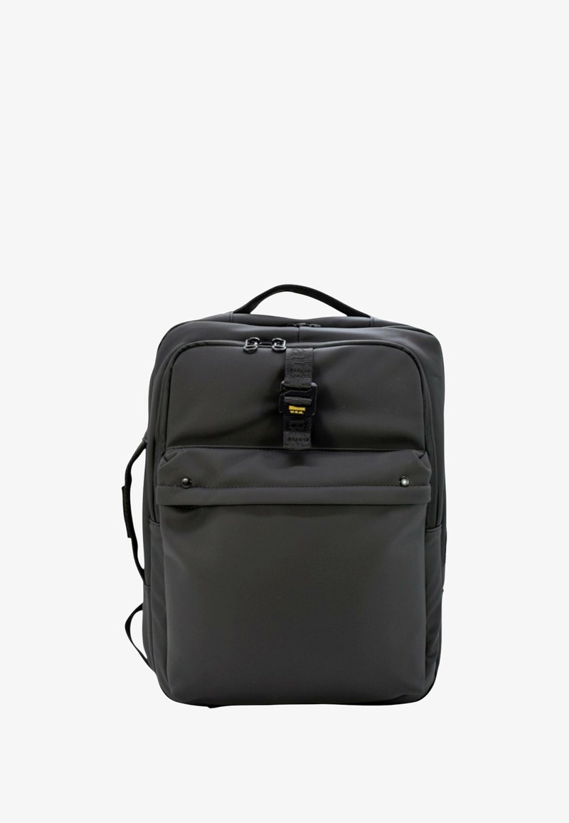 Mochila rectangular negra con bolsillo delantero con cremallera, asa superior y correa con hebilla sobre fondo blanco liso.