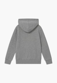 Felpa grigia con cappuccio e tasca a marsupio, maniche lunghe e cappuccio con cordino. Realizzata in un tessuto morbido e texture.