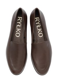 Para brązowych skórzanych mokasynów wsuwanych z zaokr ąglonymi noskami, widzianych z góry, z widocznym logo "RYŁKO" wewnątrz.