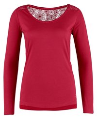 Långärmad röd tröja med rundad halsringning, med en spetspanel vid halsringningen och en slät, elastisk tygkvalitet.