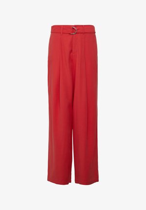 Pantalons larges rouges en tissu léger, dotés d'une taille haute avec une ceinture et des détails en métal argenté, ainsi que des plis sur le devant.