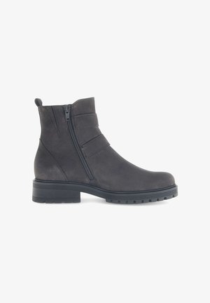 Bota de tobillo para hombre en ante gris oscuro con cremallera lateral, suela plana de goma y detalles cosidos, con punta redondeada.