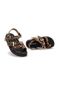 Sandalias de estampado de leopardo con múltiples correas, hebillas doradas y una suela negra. Material texturizado con un acabado suave.
