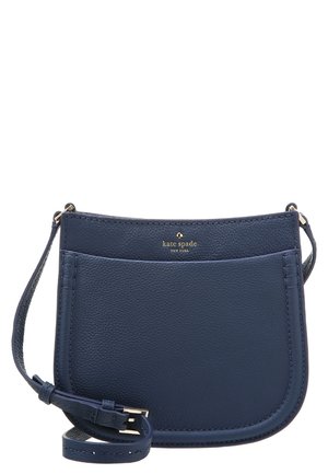 Donkerblauwe crossbodytas van generfd leer met verstelbare band en goudkleurig Kate Spade New York-logo aan de voorkant.