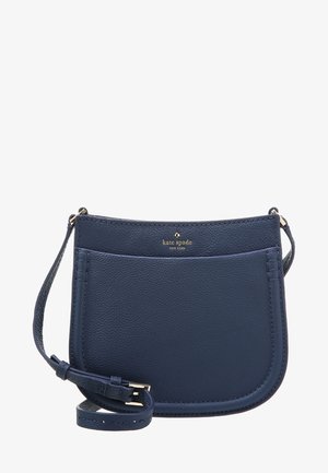 Granatowa listonoszka z licowanej skóry z regulowanym paskiem i złotym logo Kate Spade New York z przodu.