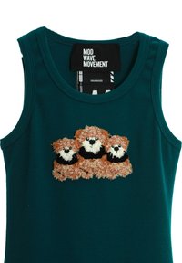 Top sin mangas de color verde azulado con un aplique de felpa texturizado en forma de tres adorables osos de diferentes tamaños en la parte frontal. Etiqueta visible en el escote.