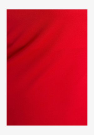 Glat rød stof med lette skygger og folder, der skaber en subtil tekstur og dybde.