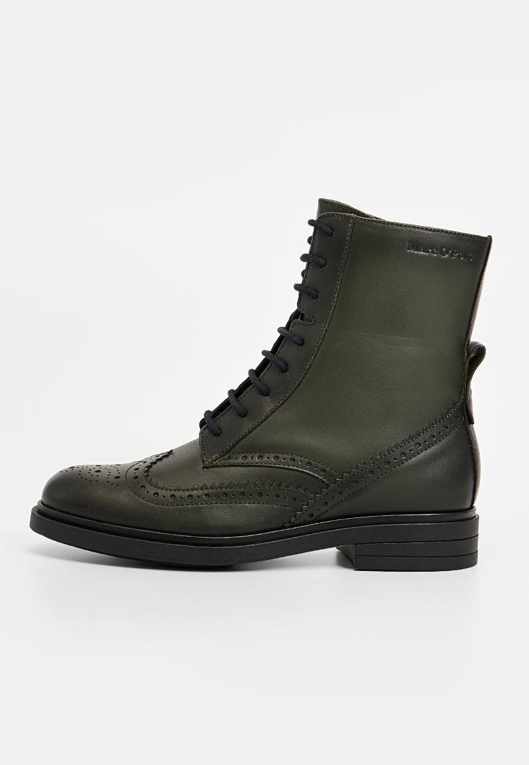 Ciemnozielona skórzana botka za kostkę z detalami w stylu brogue, okrągłym noskiem, sznurowanym przodem i solidną czarną gumową podeszwą. Teksturalne wykończenie.