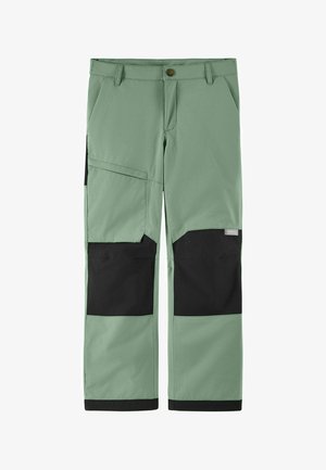 Grønne og sorte arbejdstøj med forstærkede knælapper, forlommer og bæltestropper, designet til holdbarhed og praktisk brug.