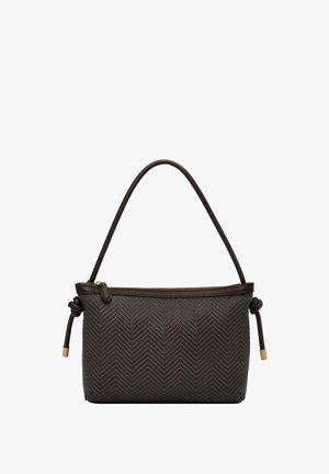 Sac à main tissé marron avec un motif en chevrons, doté d'une fermeture éclair, d'une bandoulière lisse et d'accentuations nouées sur les côtés.